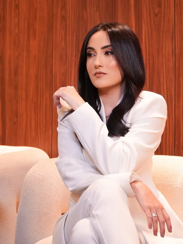 Dra. Maria Luiza em retrato de roupa clara